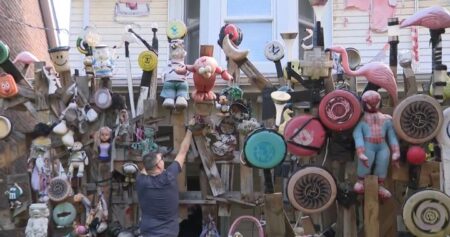 ‘Leslieville dollhouse’ farewell sees well-wishers leave with pieces of ‘Toronto history’