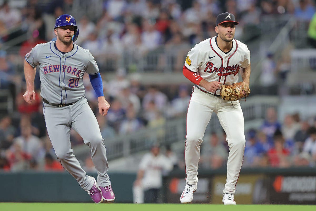 ew York Mets first baseman Pete Alonso (20) leads off first base as Atlanta Braves first baseman Matt Olson (28) watches the pitch during the Tuesday evening MLB game between the Atlanta Braves and the New York Mets