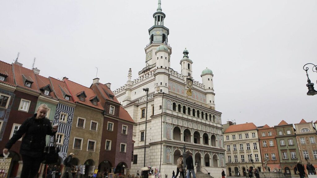 Poland shuts Russian consulate in Poznan and expels 10 employees