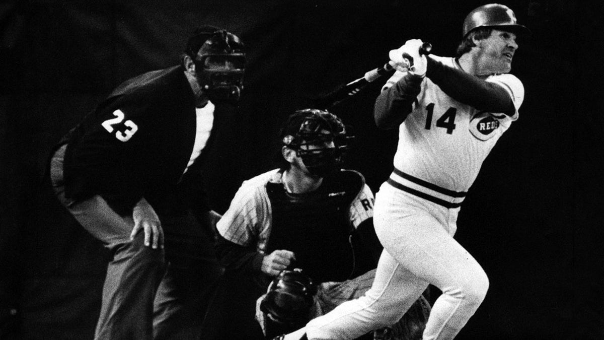 Pete Rose swings