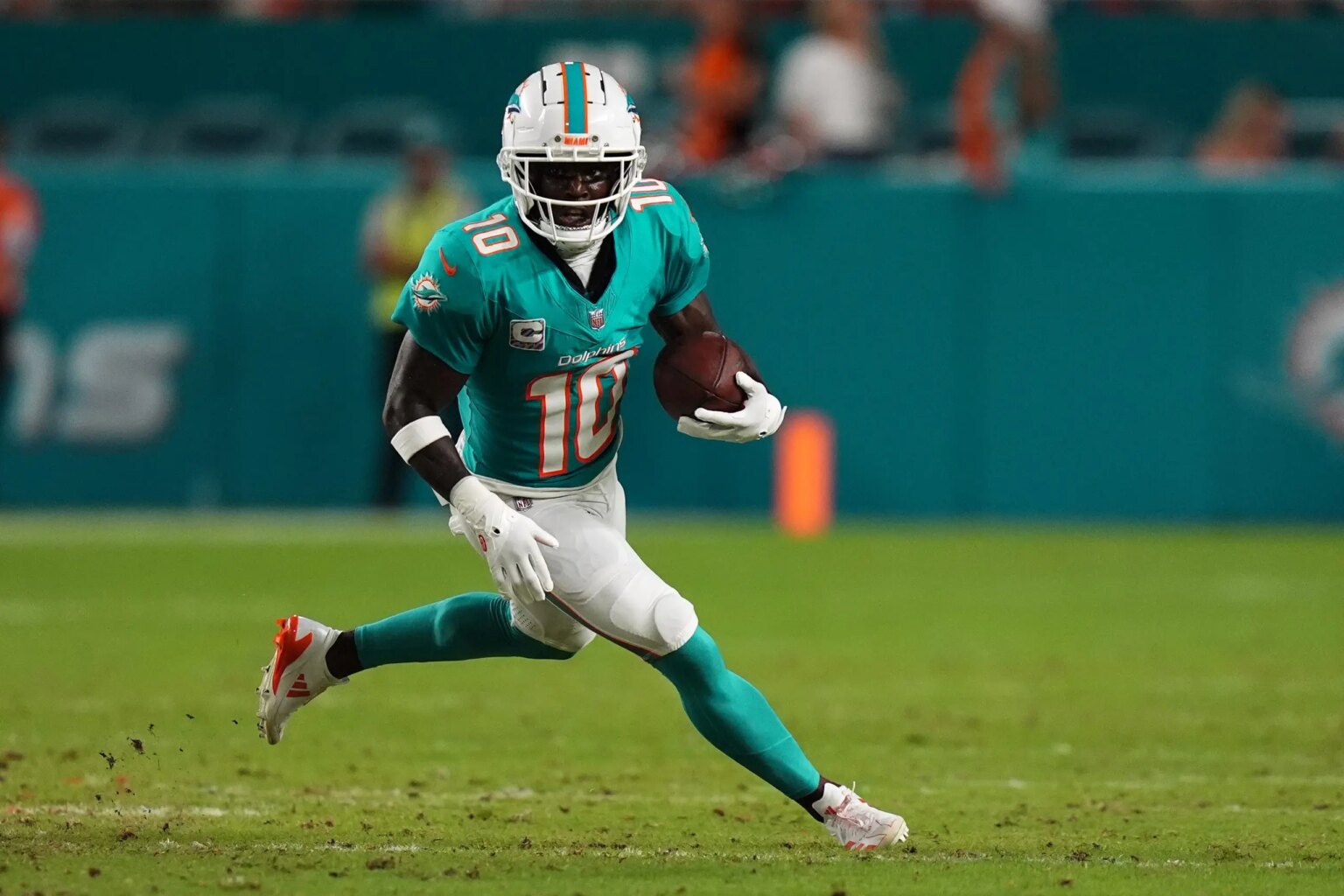 NFL star Tyreek Hill erupts on sideline during Dolphins’ 3rd consecutive defeat