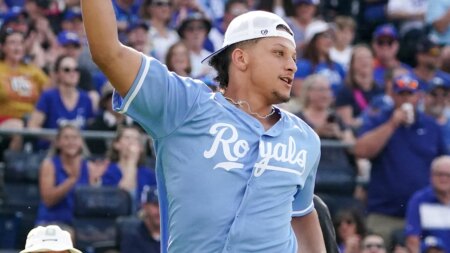 Patrick Mahomes goes wild in suite, screams in former teammate’s face as Royals tie ALDS game vs. Yankees