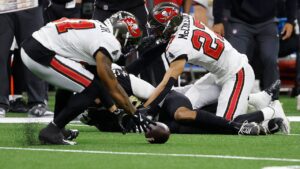 Ex-NFL star questions why no flag after Saints wide receiver Chris Olave takes huge hit, knocked out of game