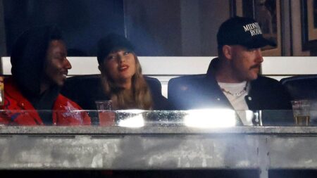 Taylor Swift, Travis Kelce attend Yankees playoff game in New York