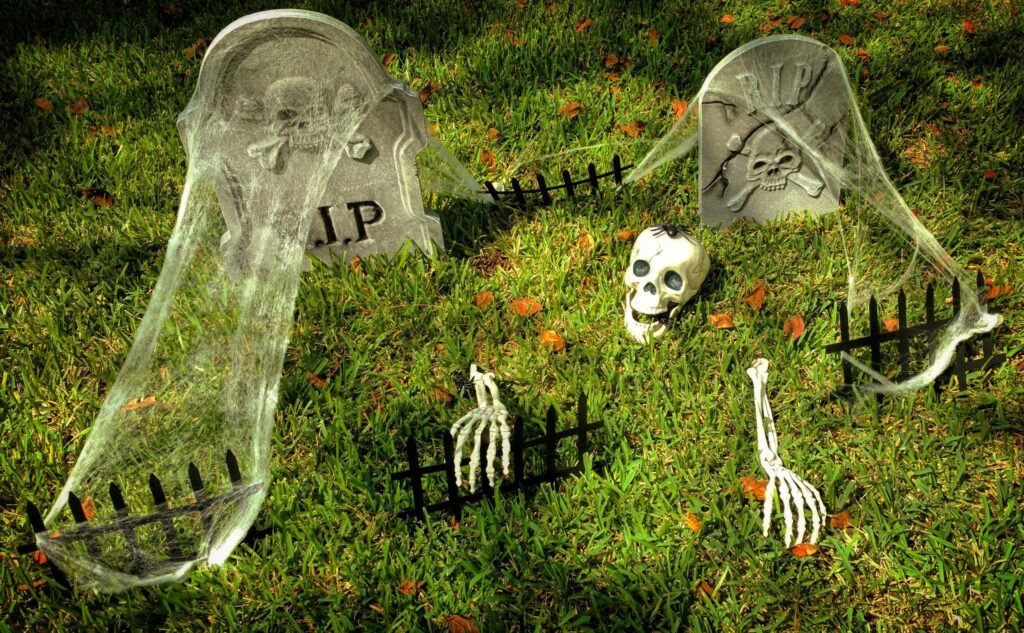 10 must-have Halloween yard decorations that are spooky and fun!