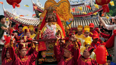 Taiwanese flock to China religious festival despite tensions