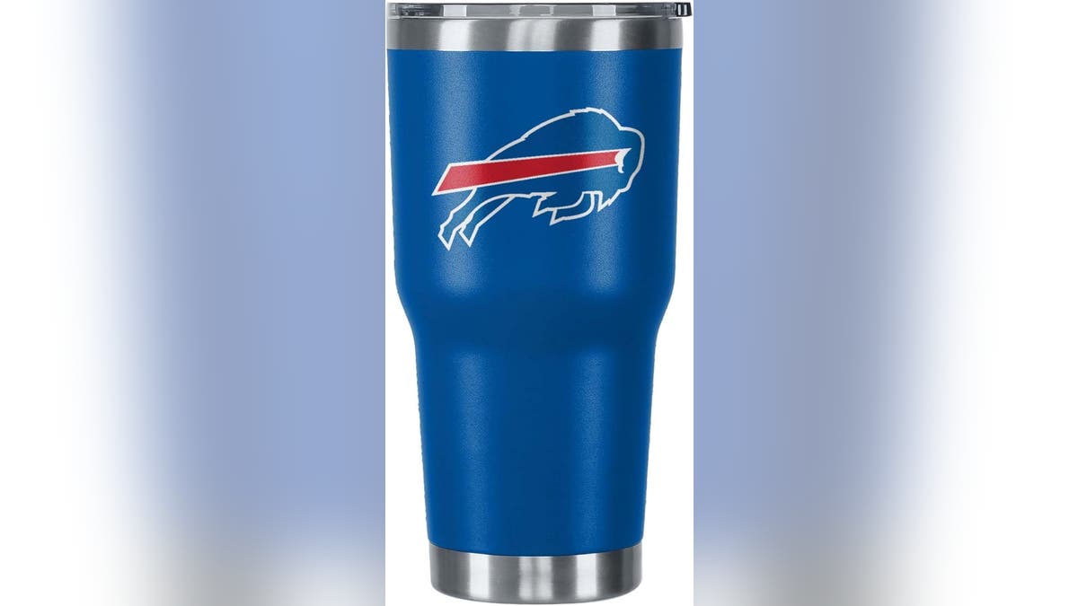 Take your favorite team with you everywhere with a to-go mug. 