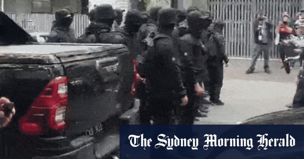 Melbourne neo-nazis gatecrash rally for refugees, pepper sprayed by police