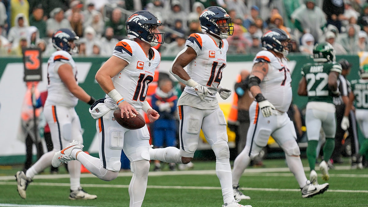 Bo Nix and Courtland Sutton run off