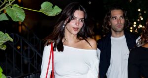 Emily Ratajkowski Stays on Trend by Accessorizing With Fall 2024’s It Color