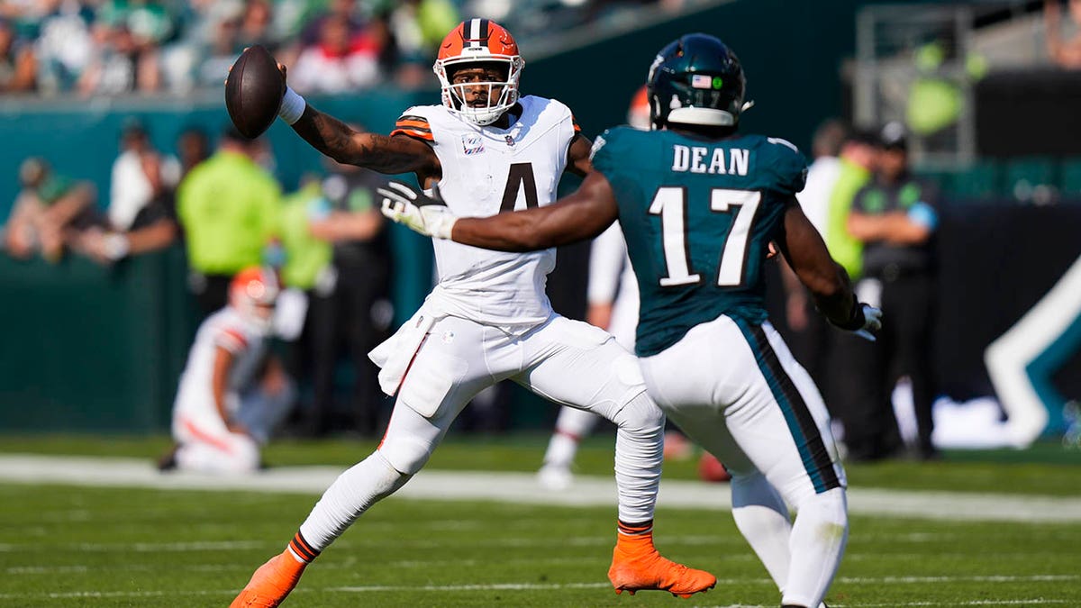 Deshaun Watson flicks the ball