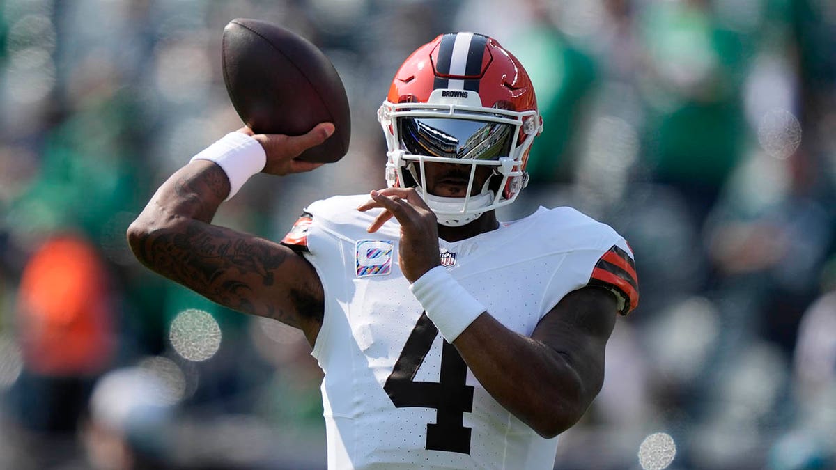 Deshaun Watson warms up