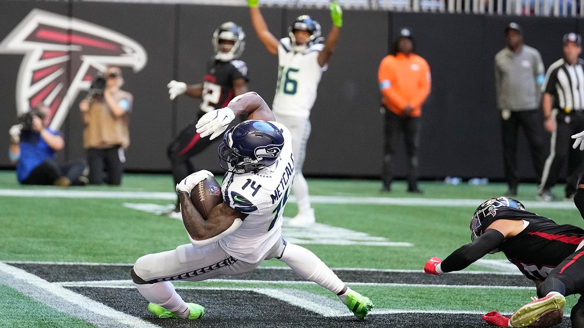 DK Metcalf scores touchdown