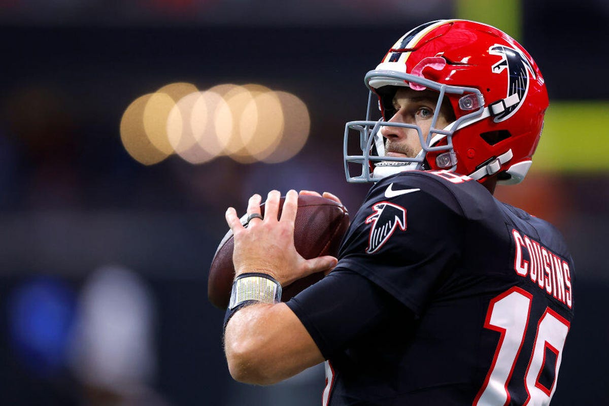 Kirk Cousins (18) of the Atlanta Falcons warms up against the New Orleans Saints at Mercedes-Benz Stadium