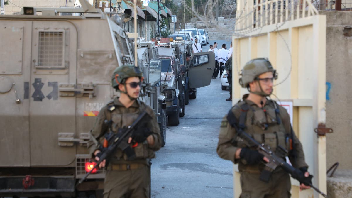 Israeli soldiers protect Jewish settlers