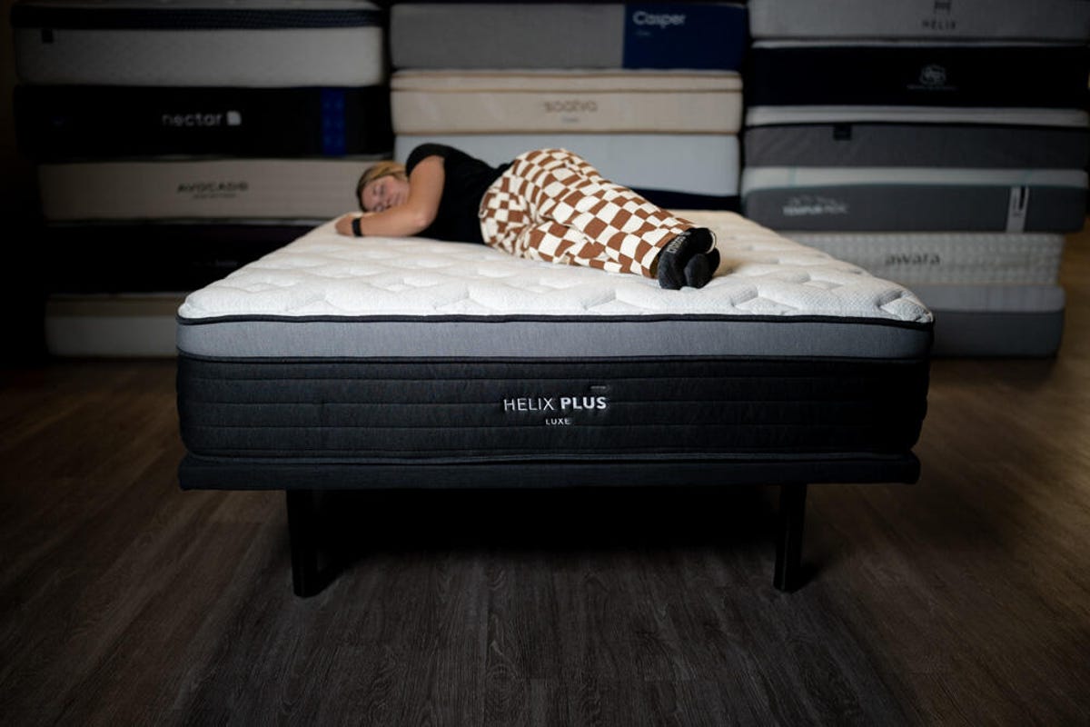 helix-plus-luxe-mattress-2024-sleepers-low-dl-jg-8