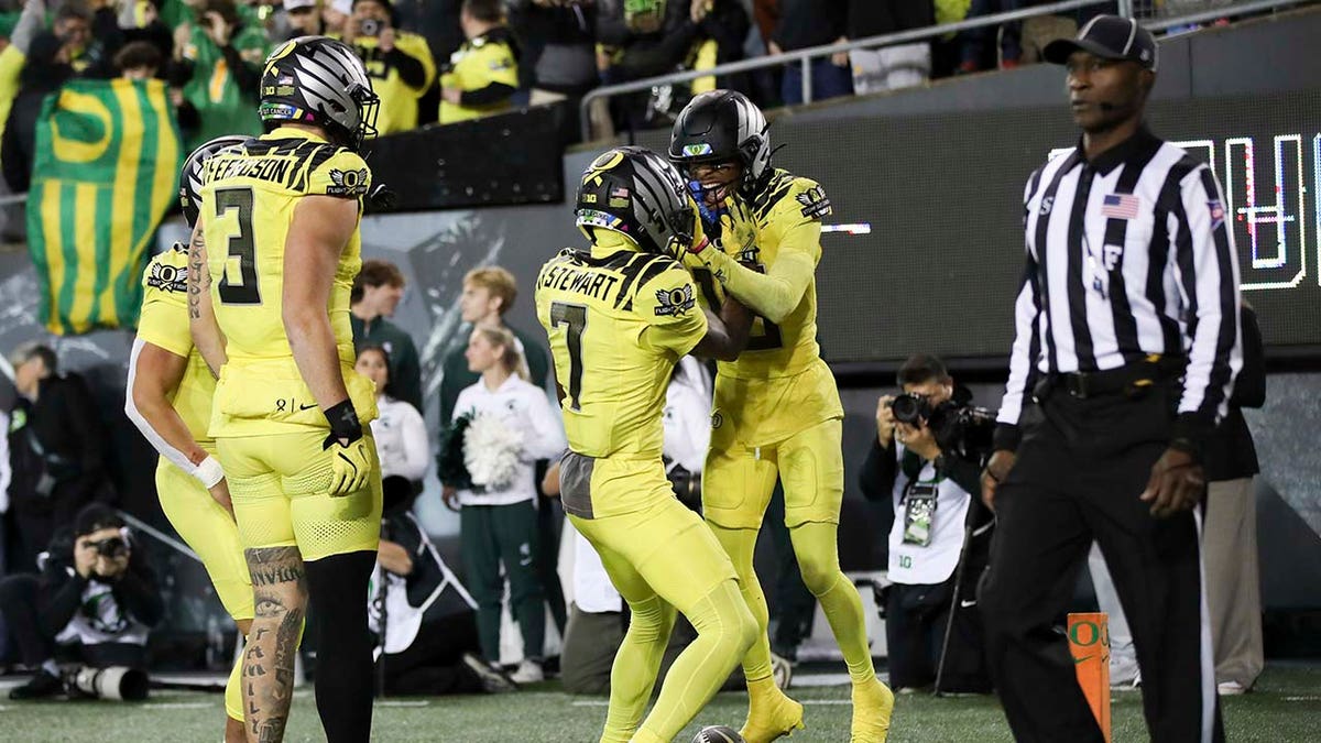 Oregon Ducks celebrate