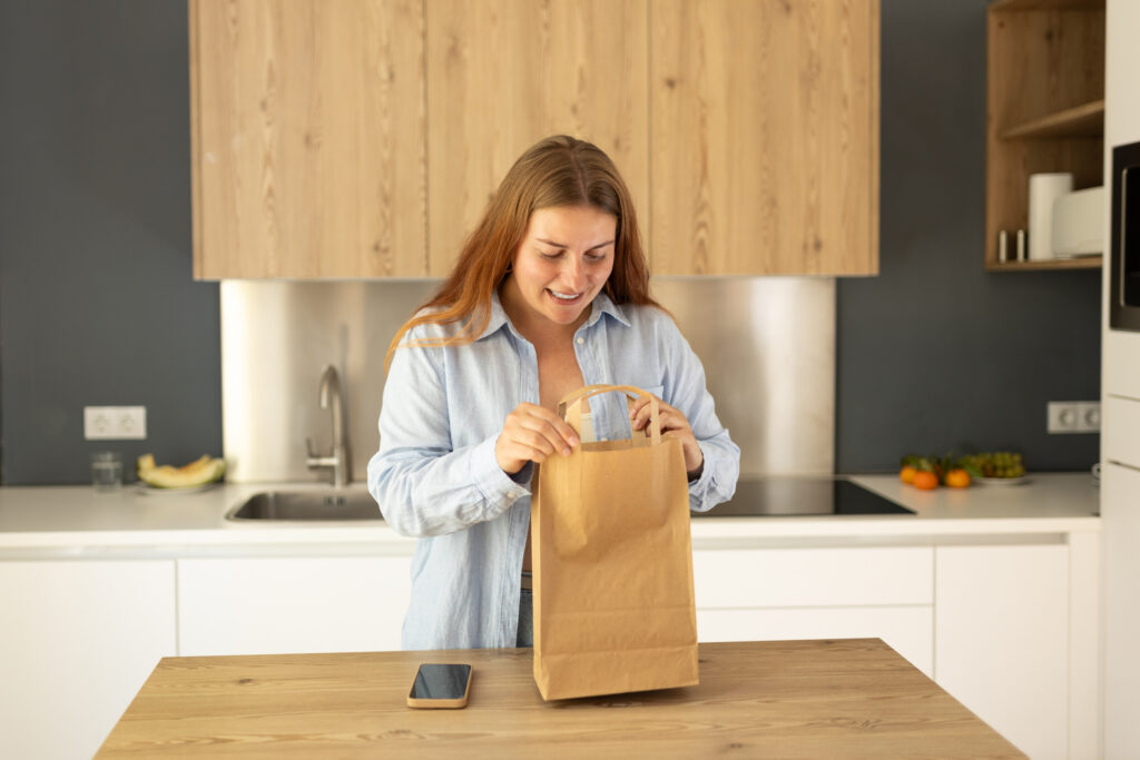 Man Cheered for Divorcing Unemployed Wife After She Spent ,100 on Takeout