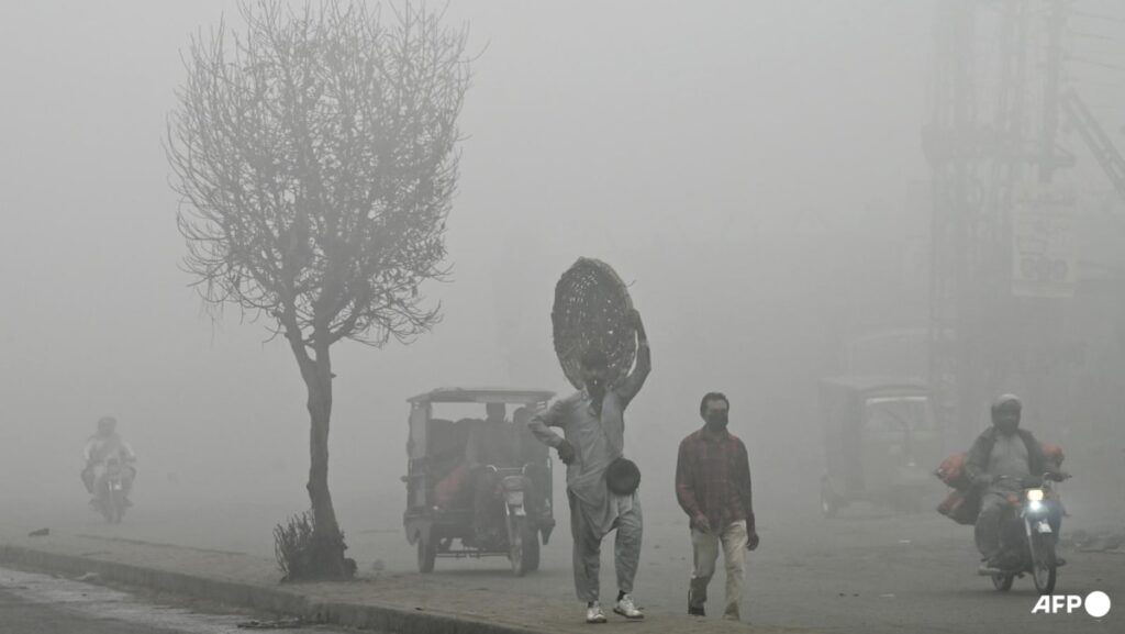 Pakistan limits outdoor activities, market hours to curb air pollution-related illness