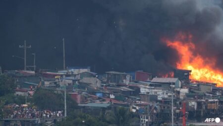 Fire rips through slum area in Philippine capital