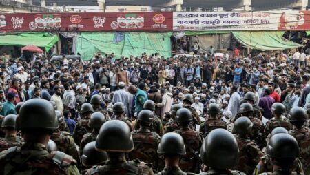 Bangladesh protesters besiege key newspaper demanding closure