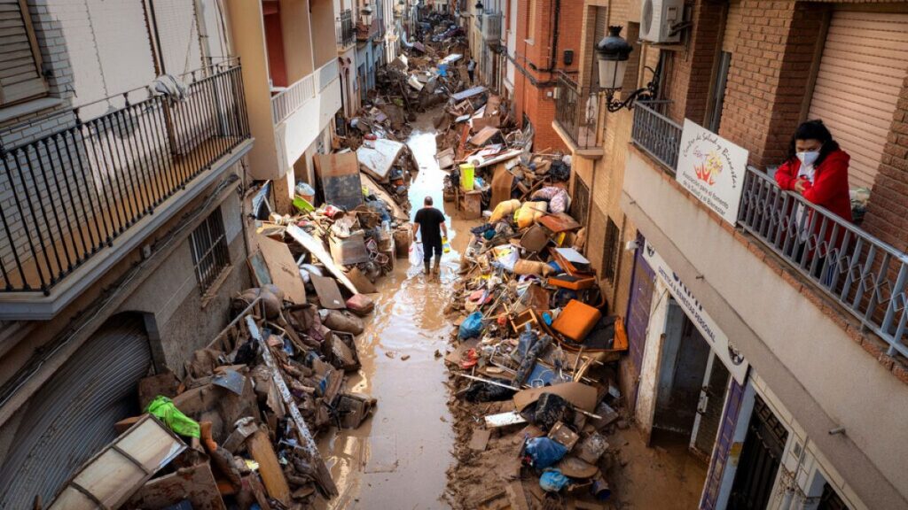 ‘Bot’ accounts swamp Spanish social media with misleading flood claims