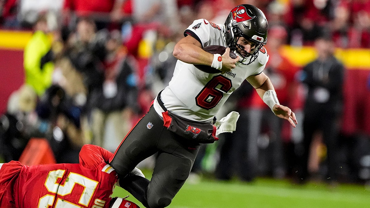 Baker Mayfield gets tackled