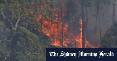 Residents, hikers warned as bushfire threatens Great Ocean Road