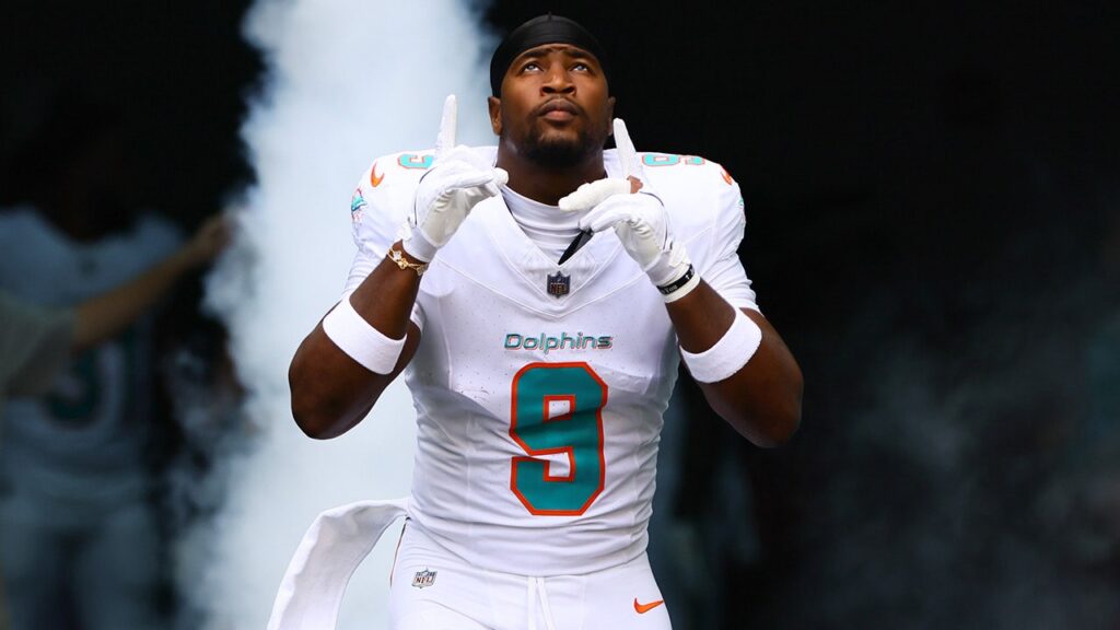 Dolphins’ Jonnu Smith says teammate Calais Campbell is ‘like the LeBron James of the NFL’