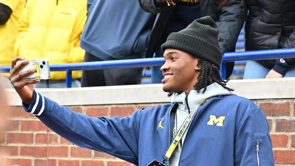 Michigan’s new No. 1 recruit photographed with subject of sign-stealing scandal before Wolverines’ game