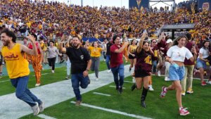 Arizona State fans storm field with time on clock, causing lengthy delay; Sun Devils post last-second win