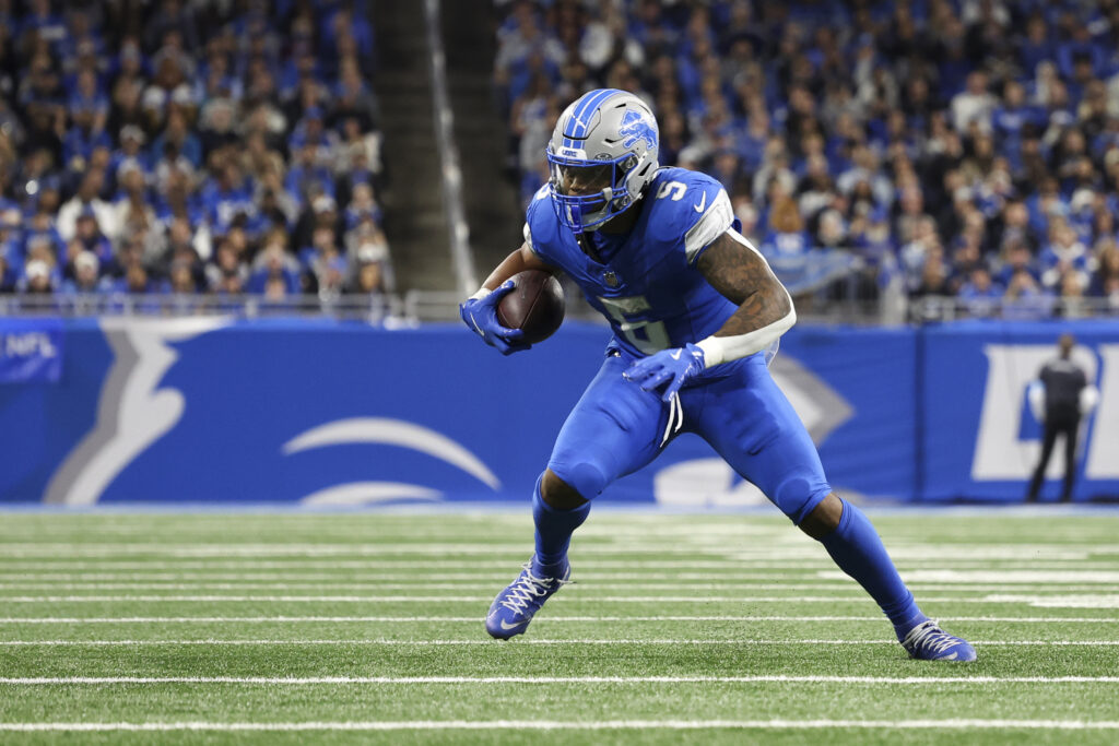 Lions Star RB David Montgomery Heads to Locker Room With Significant Injury