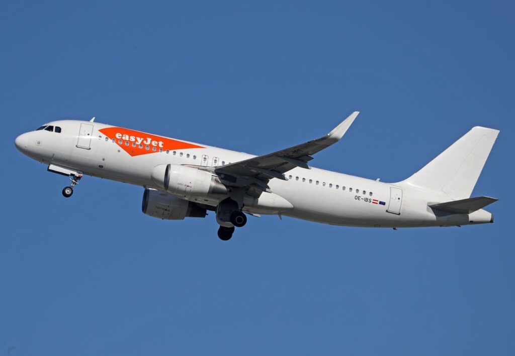 easyJet Leads FTSE 100 Higher As Summer Record