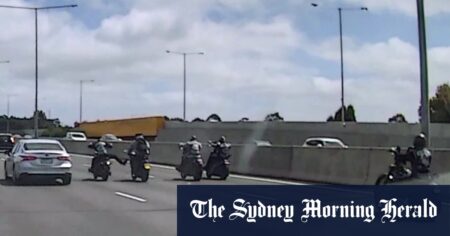 Mongols try to punch and kick learner motorcyclist on Monash Freeway