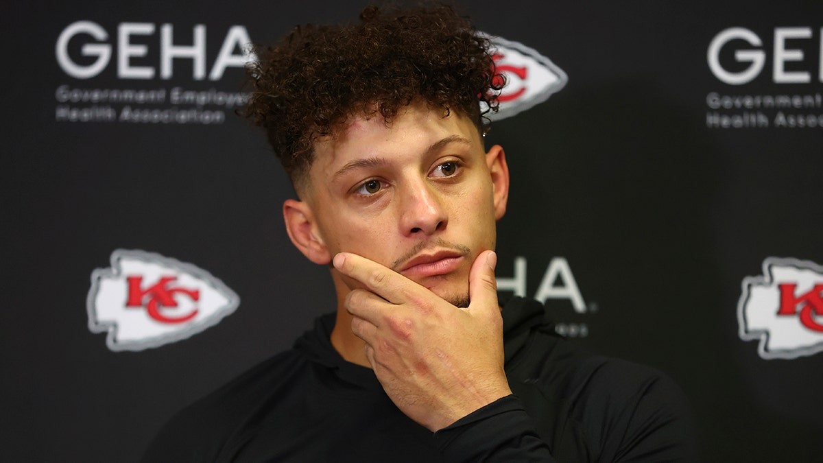 Patrick Mahomes talks tot he reporters