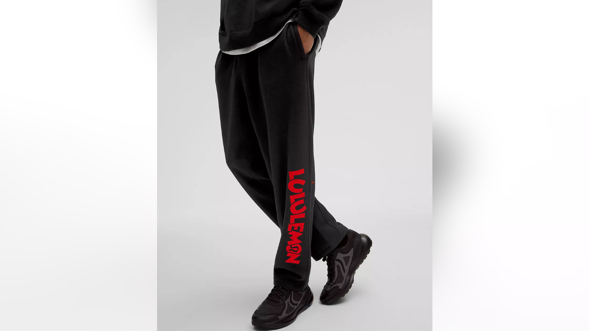 Relax in style with these cozy casual sweatpants. 