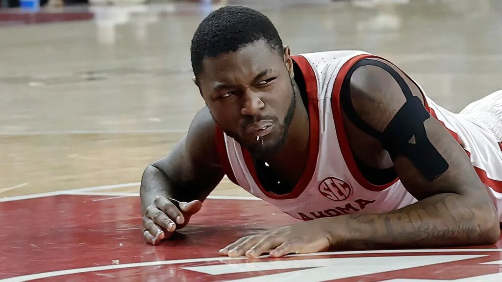 Oklahoma’s Duke Miles chips teeth in painful attempt to dive for loose ball