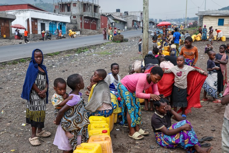 Goma residents race to bury 2,000 bodies from conflict