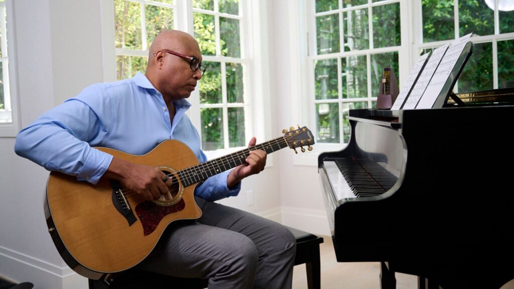 Yankees legend Bernie Williams using his music to help those affected by disease that took his father’s life