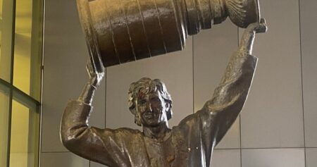 Edmonton statue of Oilers great Wayne Gretzky smeared with poop