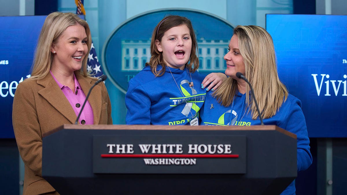 Leavitt welcomes girl with brain tumor into White House briefing room