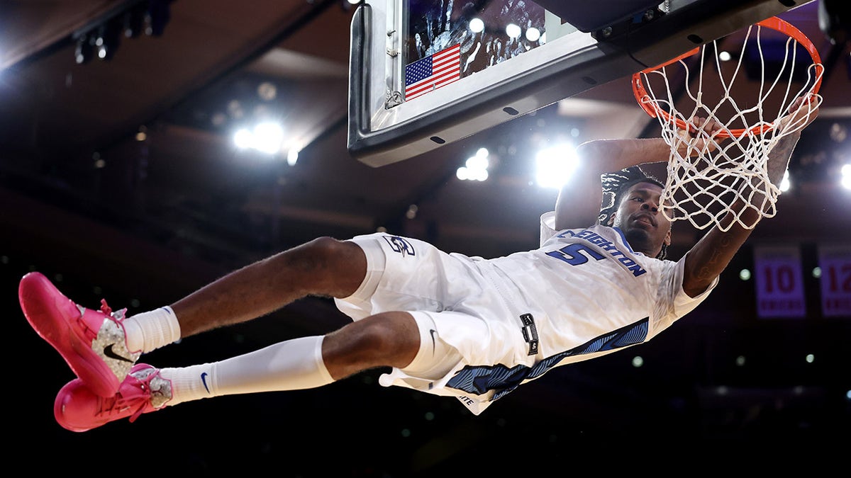 Jamiya Neal dunk