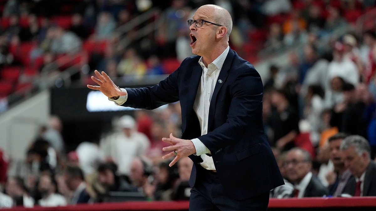 Dan Hurley yells on court