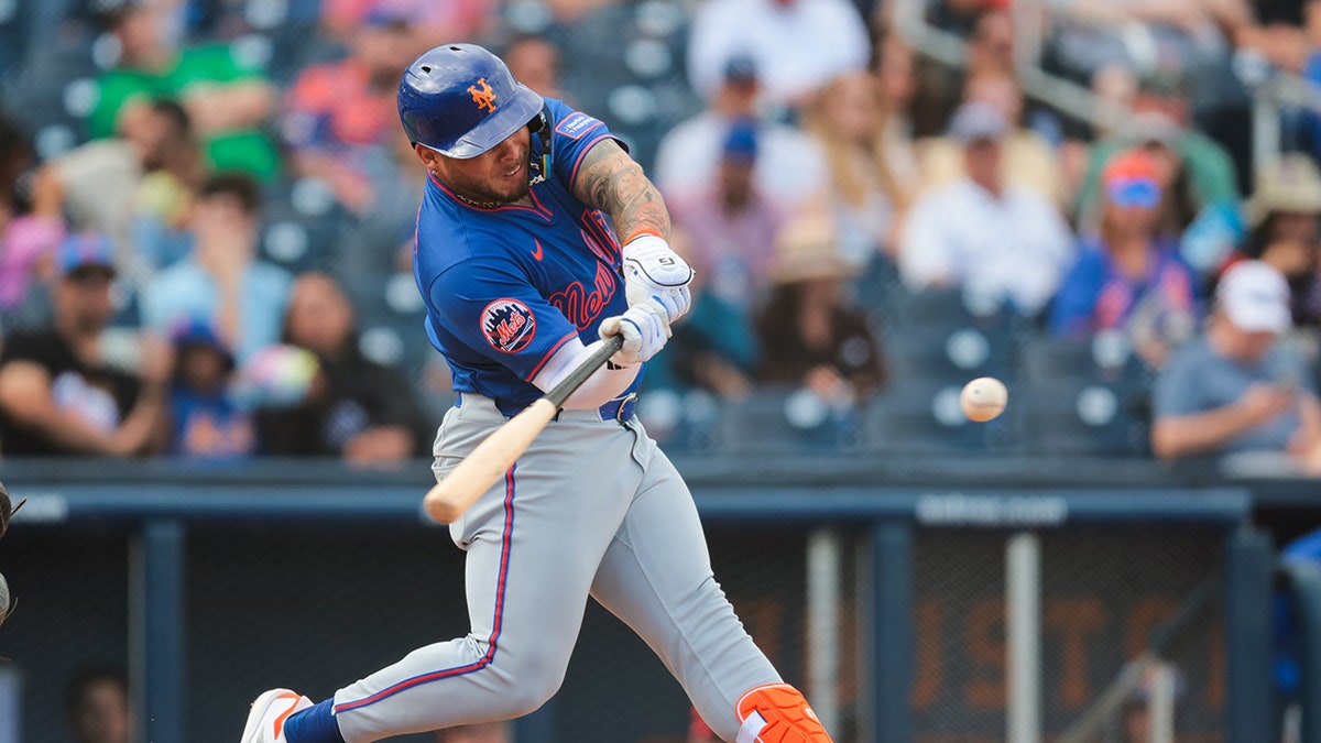 Francisco Alvarez swings