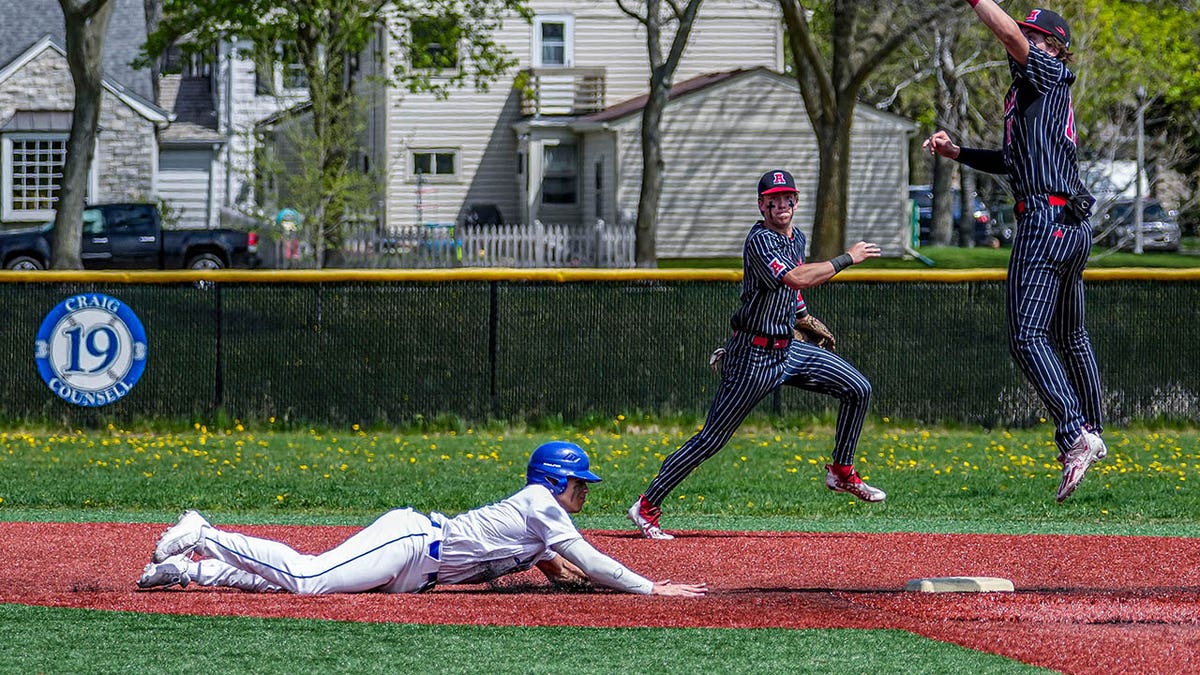 Mitch Voit dives