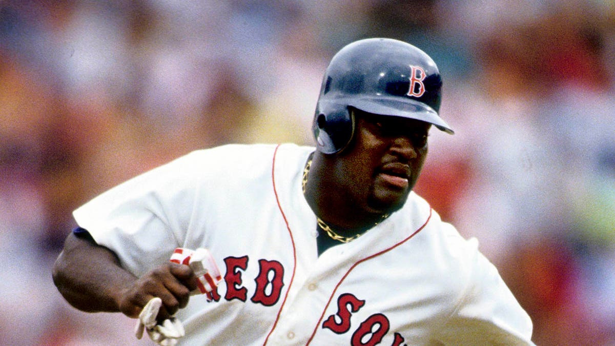 Mo Vaughn runs bases