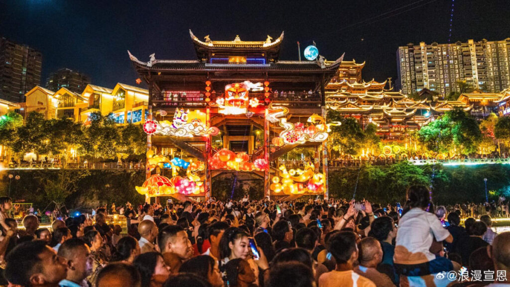 Stranded Chinese tourists turn to officials’ homes as hotels run out during May Day holiday rush