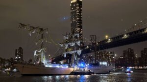Mexican navy sailing ship hits New York’s Brooklyn Bridge
