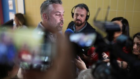 Portugal elects: Leaders vote early and call for participation
