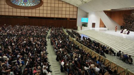 Pope Leo XIV dishes advice to journalists, mentions AI challenge in first news conference
